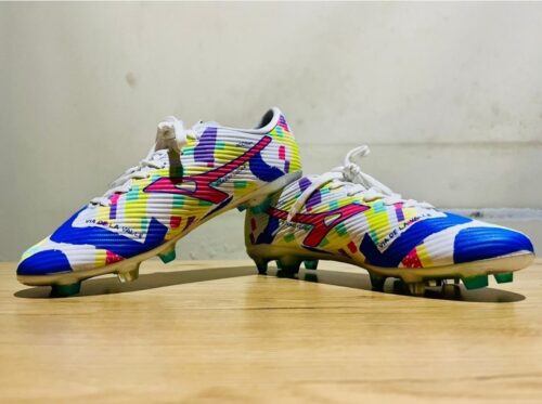 ANZA GRAVITY GLASS STUDS WHITE